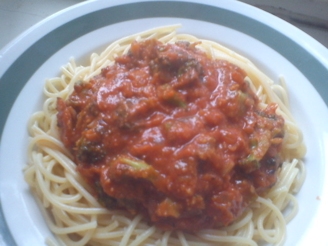 Špagety v červené omáčce s kousky brokolice